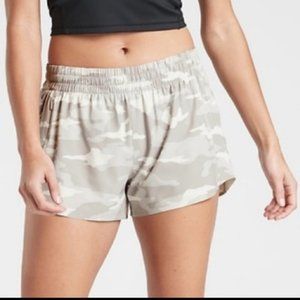 🆕 Athleta Hustle 3" short Size M White Camo